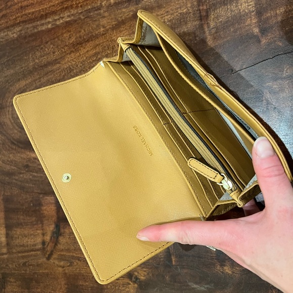 Michael Kors leather wallet - Picture 2 of 2